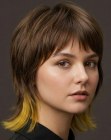 Coupe shag brun avec des pointes jaunes