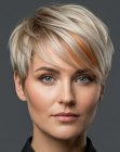 Coupe gar&ccedil;onne blonde avec une couleur d&rsquo;accent