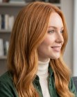 Cheveux longs cuivrés avec des ondulations