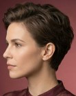 Cheveux courts avec une touche de romantisme