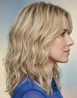 Cheveux longs blonds avec des ondulations