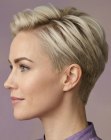 Cheveux blonds courts et &eacute;l&eacute;gants