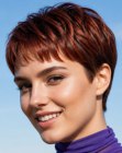 Cheveux courts chic acajou-rouge