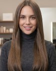 Cheveux bruns très longs et lisses
