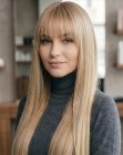 Cheveux blonds descendant sous les hanches