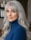 Coiffure très longue pour cheveux gris