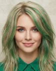 Cheveux blonds avec reflets verts