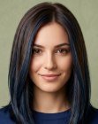 Cheveux brun foncé avec reflets bleus