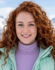 Longs cheveux roux avec des boucles