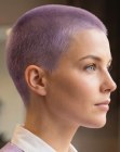 Femme aux cheveux ras&eacute;s