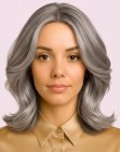 Cheveux gris aux épaules