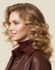 Coiffure longue aux ondulations