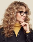 Chevelure boucl&eacute;e volumineuse