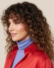Chevelure boucl&eacute;e longue et audacieuse