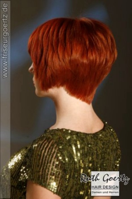 Awesome short hairstyle with layers blousing out and a V 