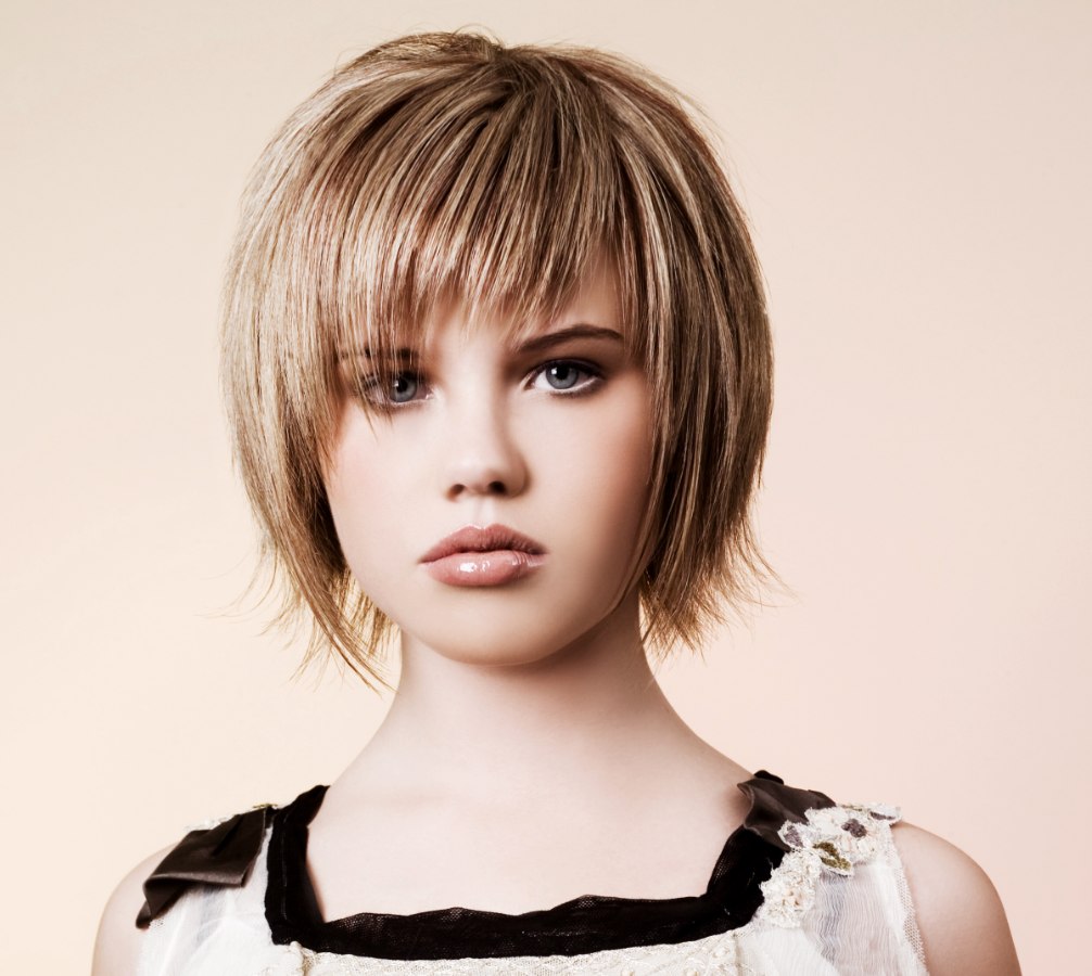 Молодежные стрижки для девушек на средние волосы с челкой 2022 фото