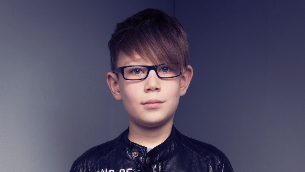 cool hairstyles for boys with glasses