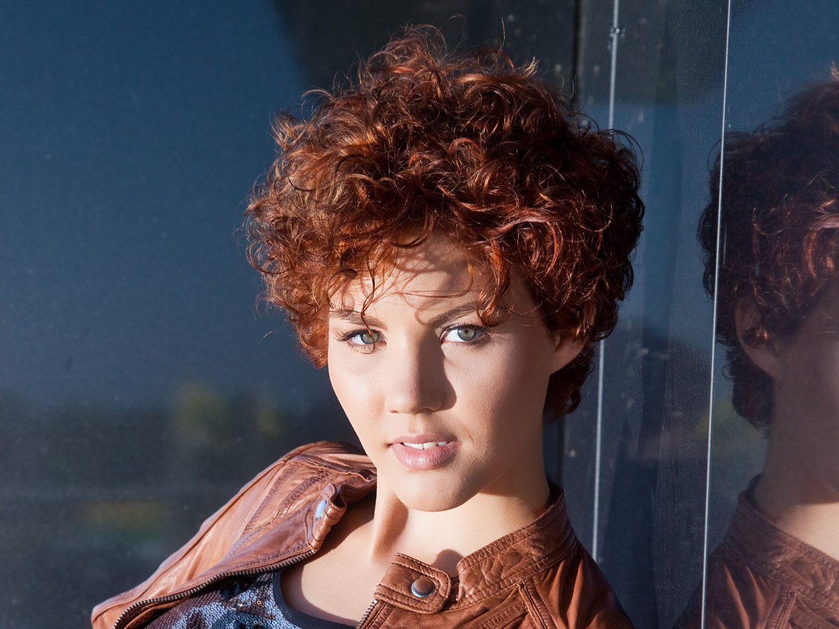 50 Cute and Feminine Short Curly Hairstyles